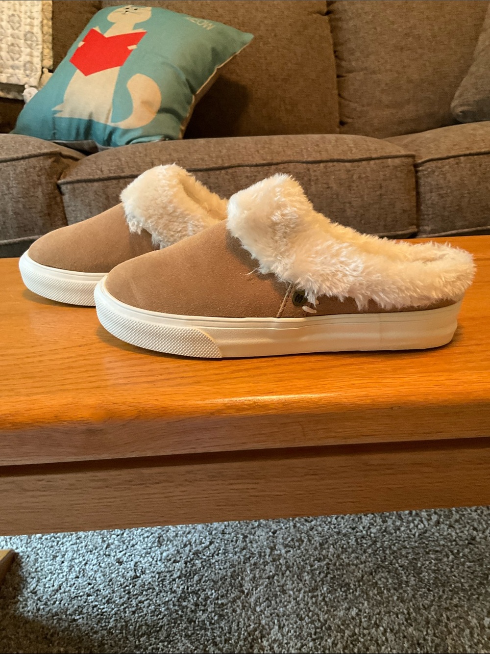 Minnetonka Women’s Size 6 Slip On Leather Upper Slippers, Great Condition - Picture 2 of 8